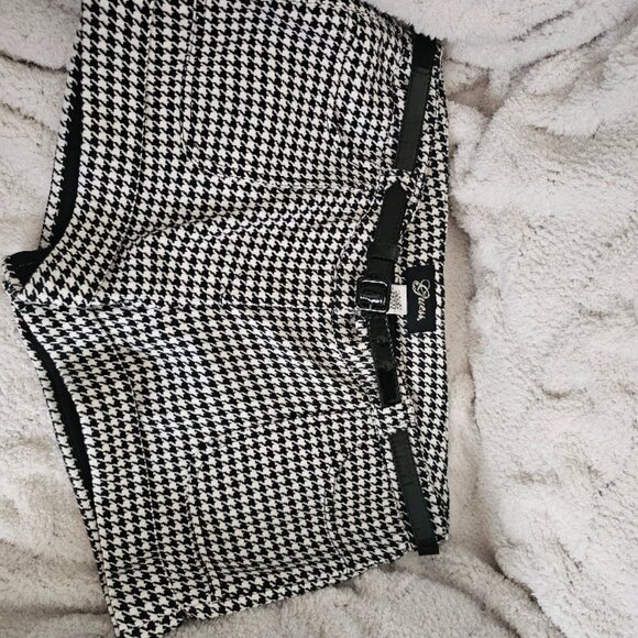 Guess womens shorts - Picture 1 of 4